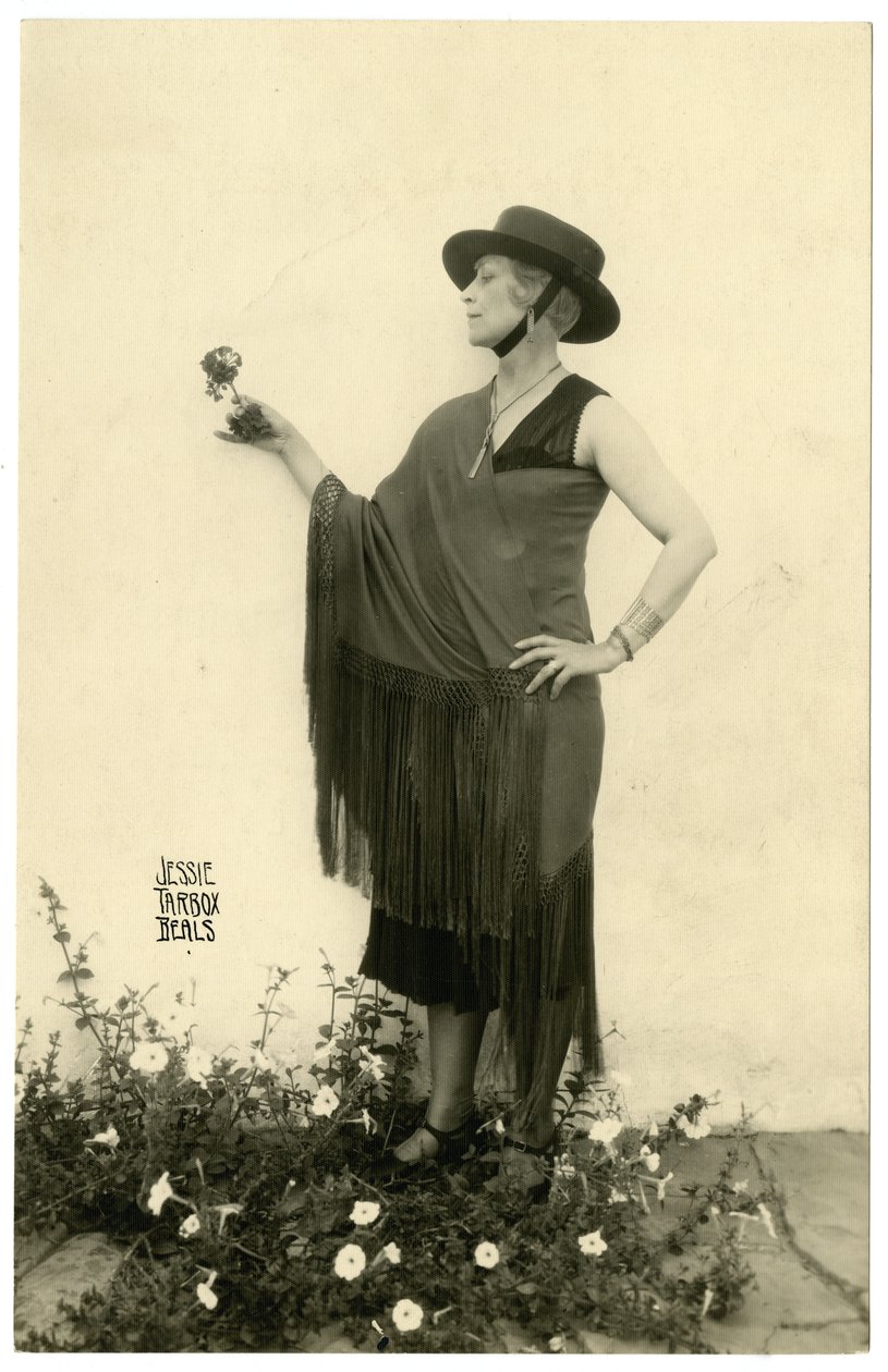 花を持つ女性、1905〜40年頃 作： ジェシーターボックスビール