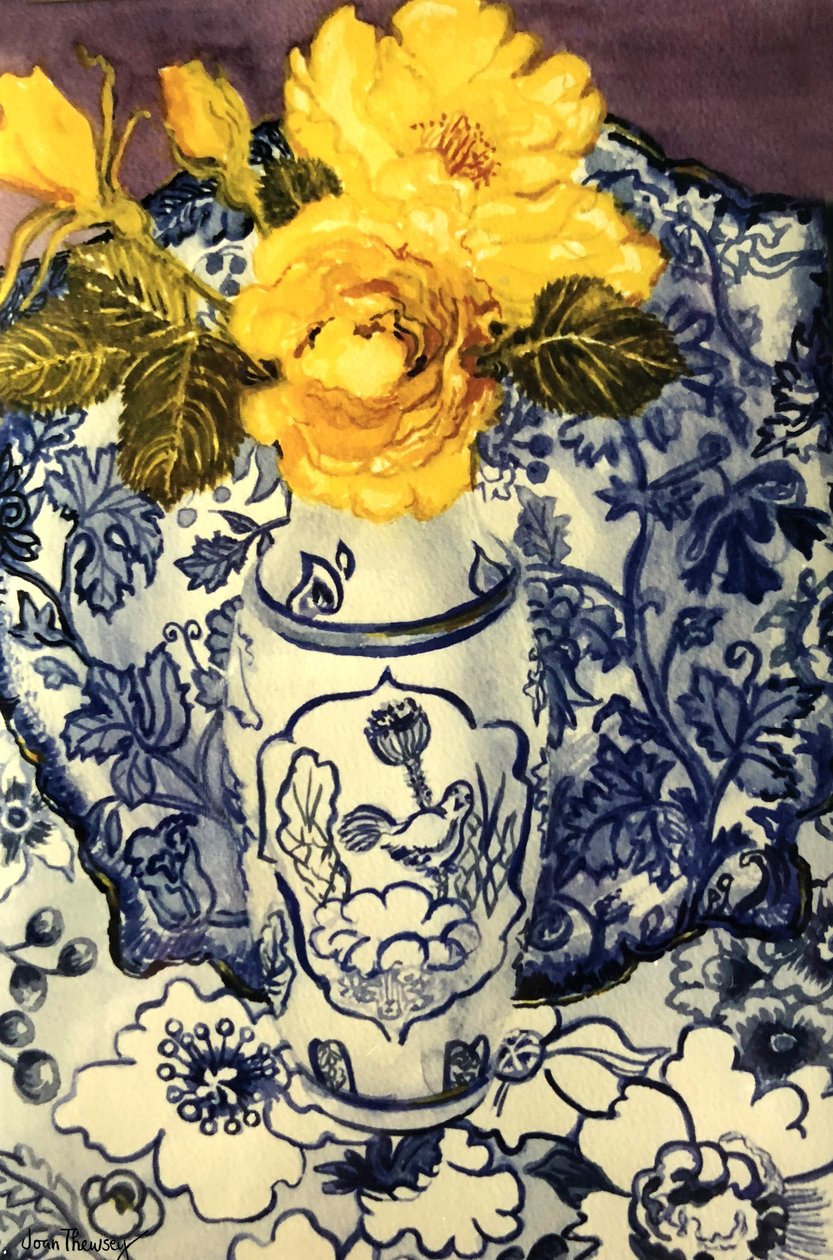 パターン化された青と白のテキスタイルと青と白の花瓶の黄色いバラ、 作： Joan Thewsey