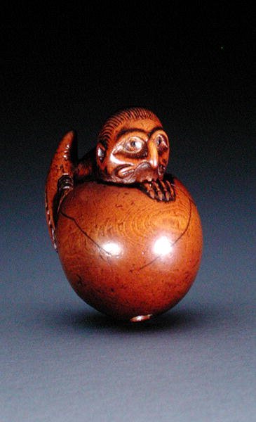 Netsuke depicting tengu no tamago, c.1770-90 (wood) (see also 210189) 作： 常un