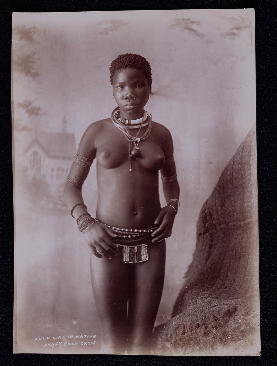 ネイティブファンシーボールドレスのズールー族の女の子、1895年頃 作： ジョー・バーネット