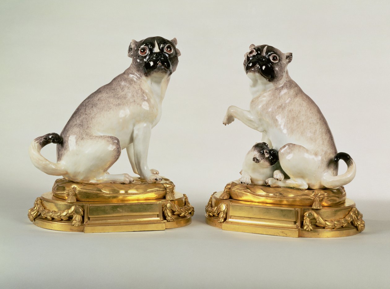 ルイ16世オルモルに取り付けられたパグ犬のマイセン磁器のペア、1750年頃（磁器） 作： ヨハン・ヨアヒム・ケンドラー