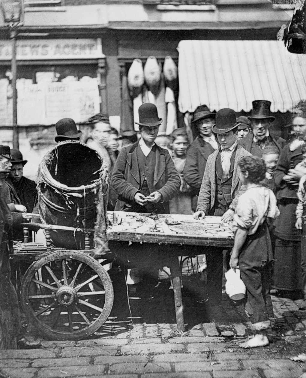 セントジャイルズの安い魚、「ロンドンのストリートライフ」、1877年 作： ジョン・トムソン