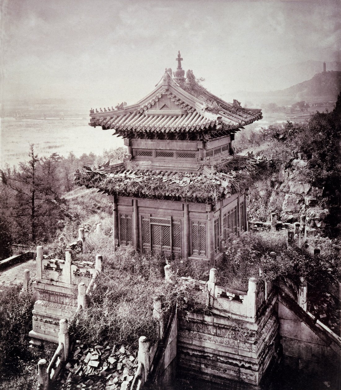 生い茂った塔、1855-65年頃（コロタイプ） 作： ジョン・トムソン