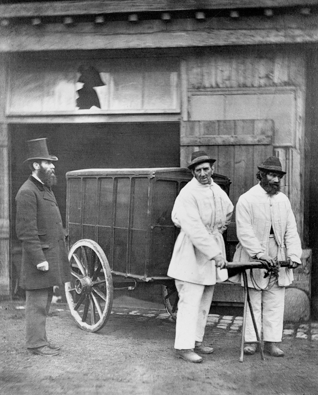 公共の消毒器、「ロンドンのストリートライフ」、1877年 作： ジョン・トムソン