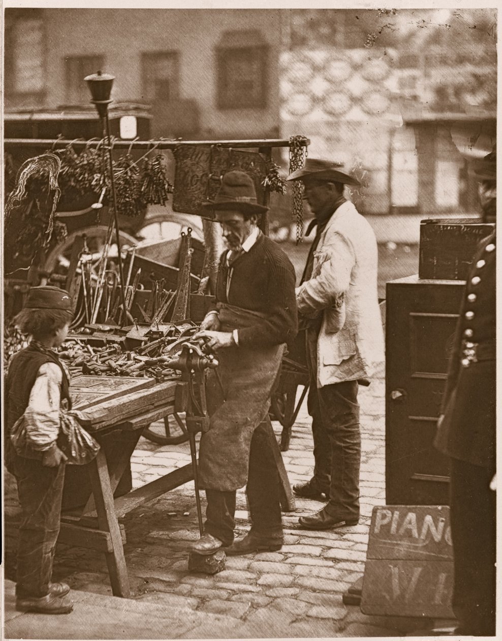 The Street Locksmith、from &39;Street Life in London&39;、1877-78（woodburytype） 作： ジョン・トムソン