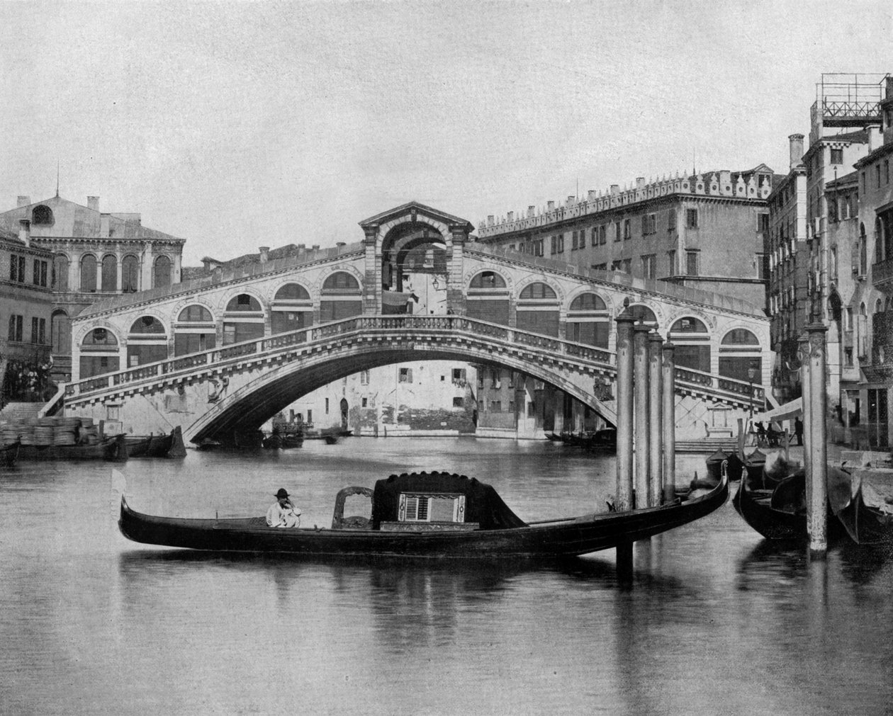 ベネチアのリアルト橋（モノクロ写真 作： ジョンローソンストッダード