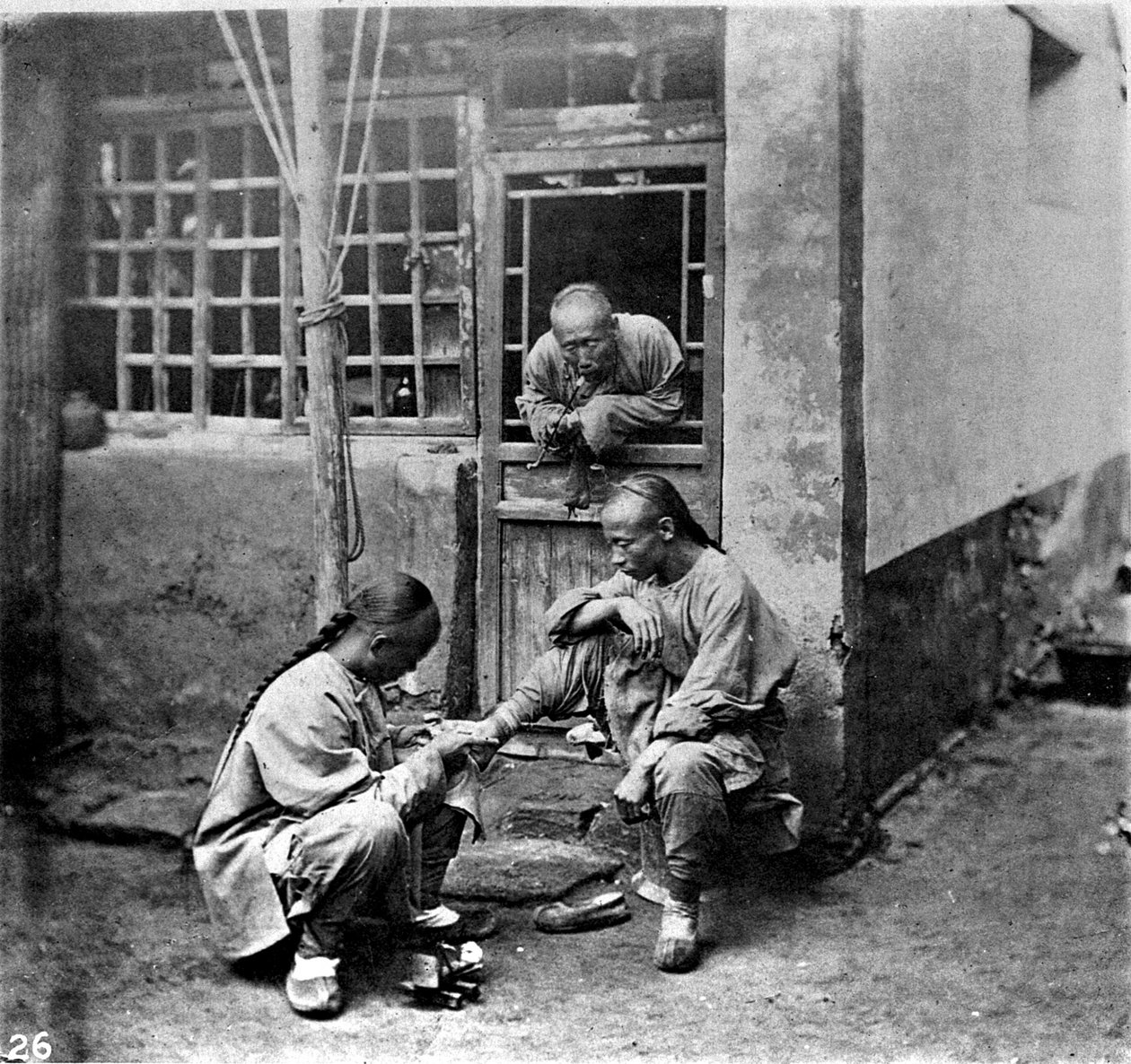 中国、ペディキュア、1870年頃（写真 作： ジョン・トムソン
