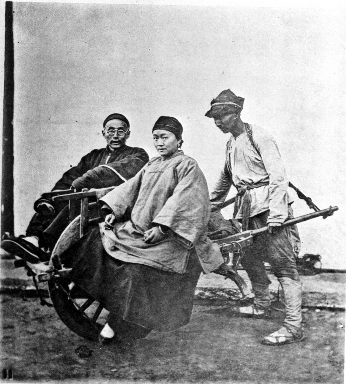 中国、人力車 1870年頃（写真） 作： ジョン・トムソン