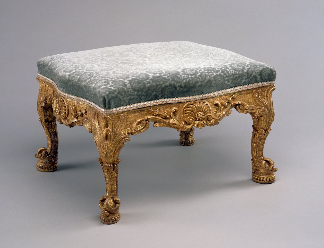 スツール、1757年頃（ライムウッド、金箔、室内装飾品） 作： ジョン・アット・トゥ・バーディ