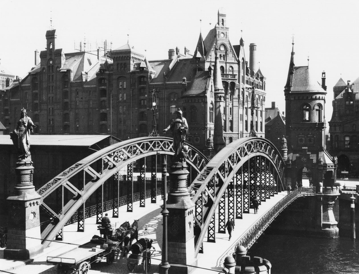 シュパイヒャーシュタット（倉庫街）ハンブルクの橋、1910年頃 作： ジュセ
