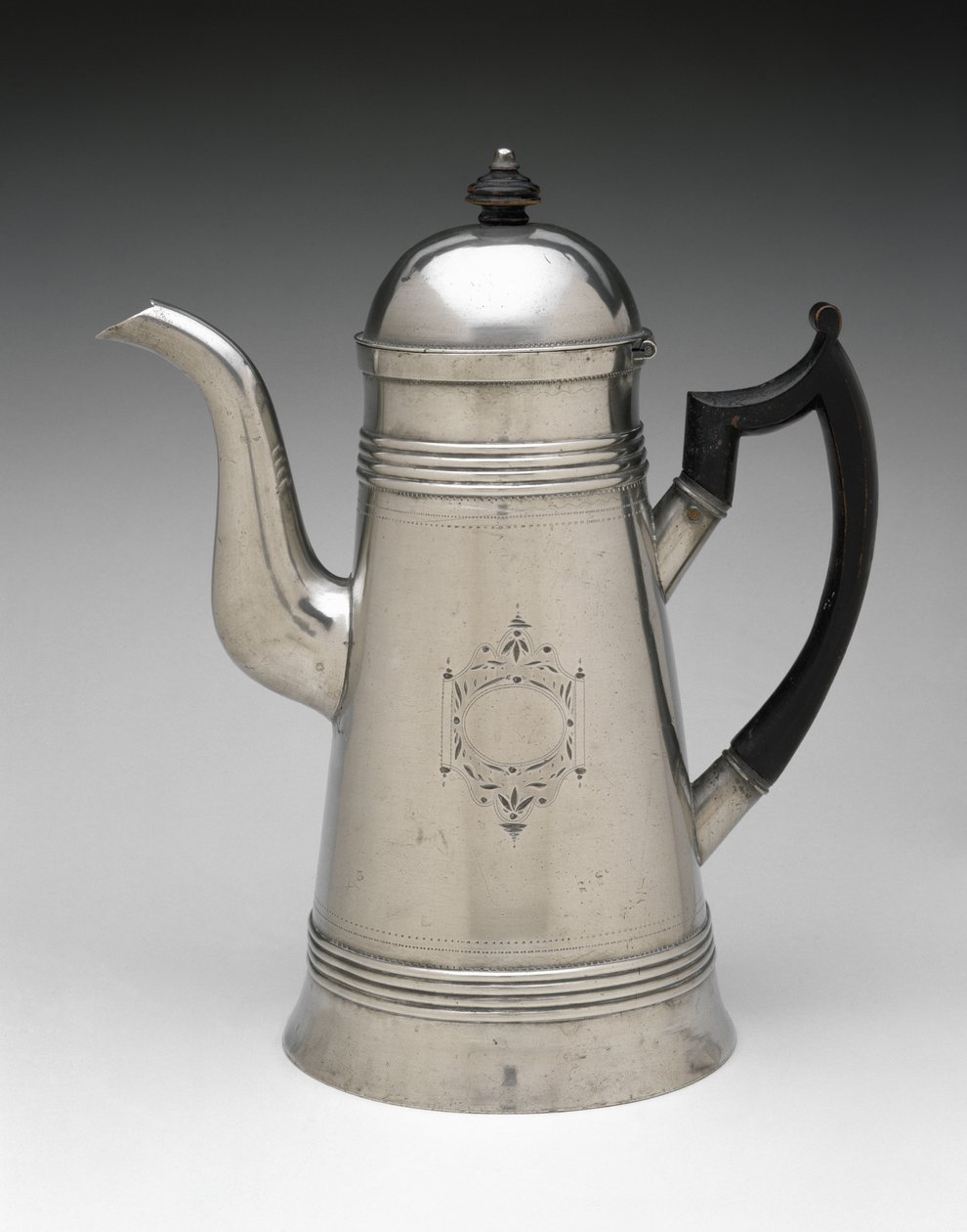 コーヒーポット、c。 1814年-1825年（ピューター、木） 作： エベニーザースミスジュニア