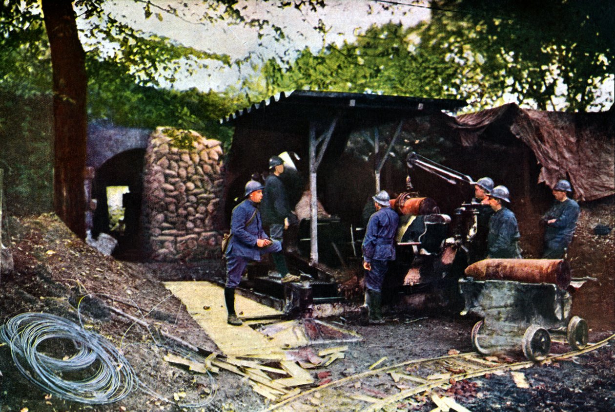 1916年9月、ヴェルダンの壁の背後にある迷彩ネットの下のフランスの重砲の砲台（オートクローム） 作： ジュール・ジェルヴェ・コートテルモント