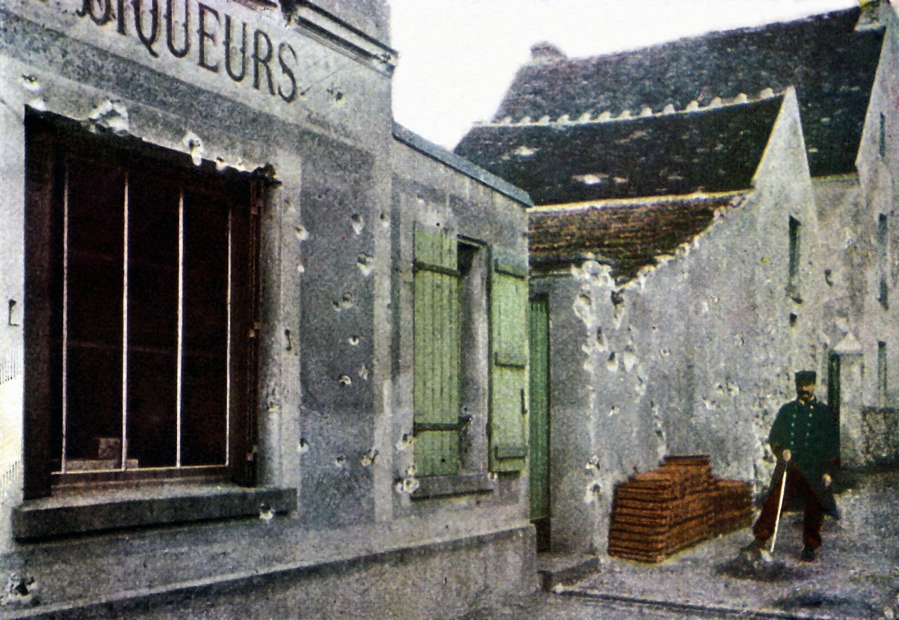 1914年9月、パリ東部のマルヌの戦いの最中、モー近郊のバルシーの町で片付けをしたフランスの兵士（オートクローム） 作： ジュール・ジェルヴェ・コートテルモント
