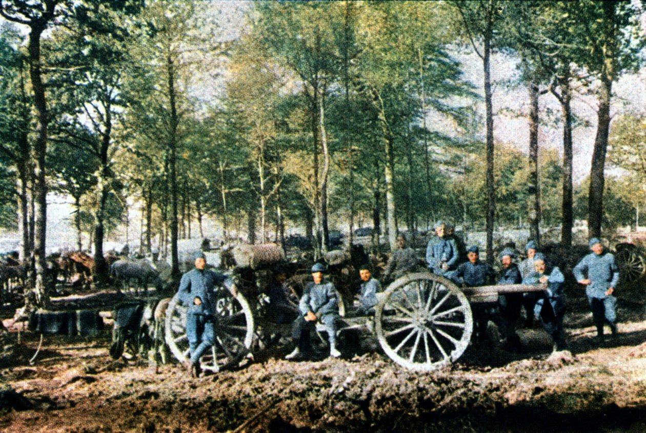 1916年9月、ヴェルダンの戦いで75 mm砲を装備したフランスの大砲のグループ（オートクローム） 作： ジュール・ジェルヴェ・コートテルモント
