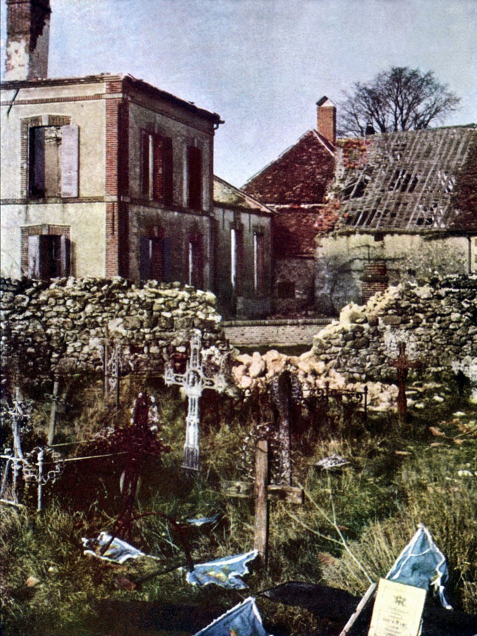 1914年9月、パリ東のマルヌの戦いの際にランスの東にあるシャルルヴィルの墓地（オートクローム） 作： ジュール・ジェルヴェ・コートテルモント