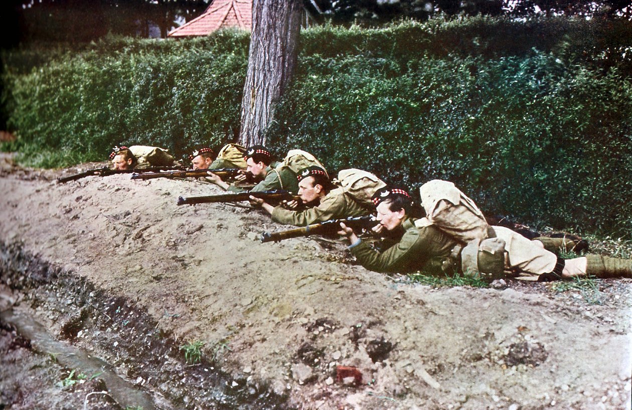 1914年9月、パリ東方のマルヌの戦いの間に準備ができたライフルを持ったスコットランド出身の5人の歩兵（オートクローム） 作： ジュール・ジェルヴェ・コートテルモント