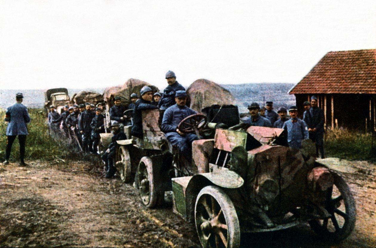 1916年9月のヴェルダンの戦い中のフランスの兵士と移動式防空用車両（オートクローム） 作： ジュール・ジェルヴェ・コートテルモント