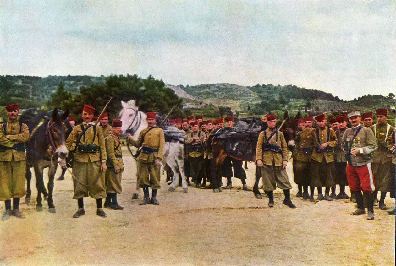 1914年9月、パリ東方のマルヌの戦いの最中のモロッコのライフルマンとフランスの将校（オートクローム） 作： ジュール・ジェルヴェ・コートテルモント