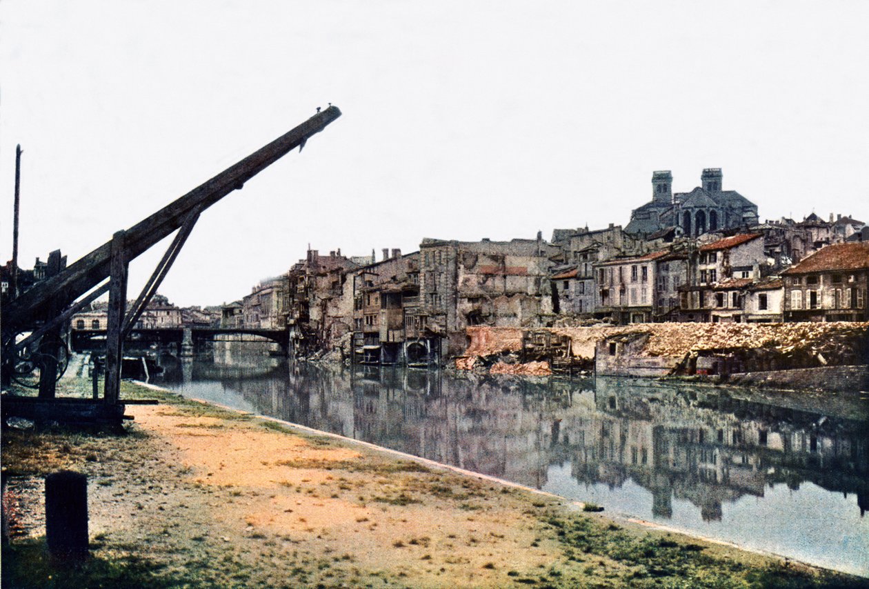 1916年9月、川沿いの建物が大きく損傷したムーズ川とベルダン（オートクローム） 作： ジュール・ジェルヴェ・コートテルモント