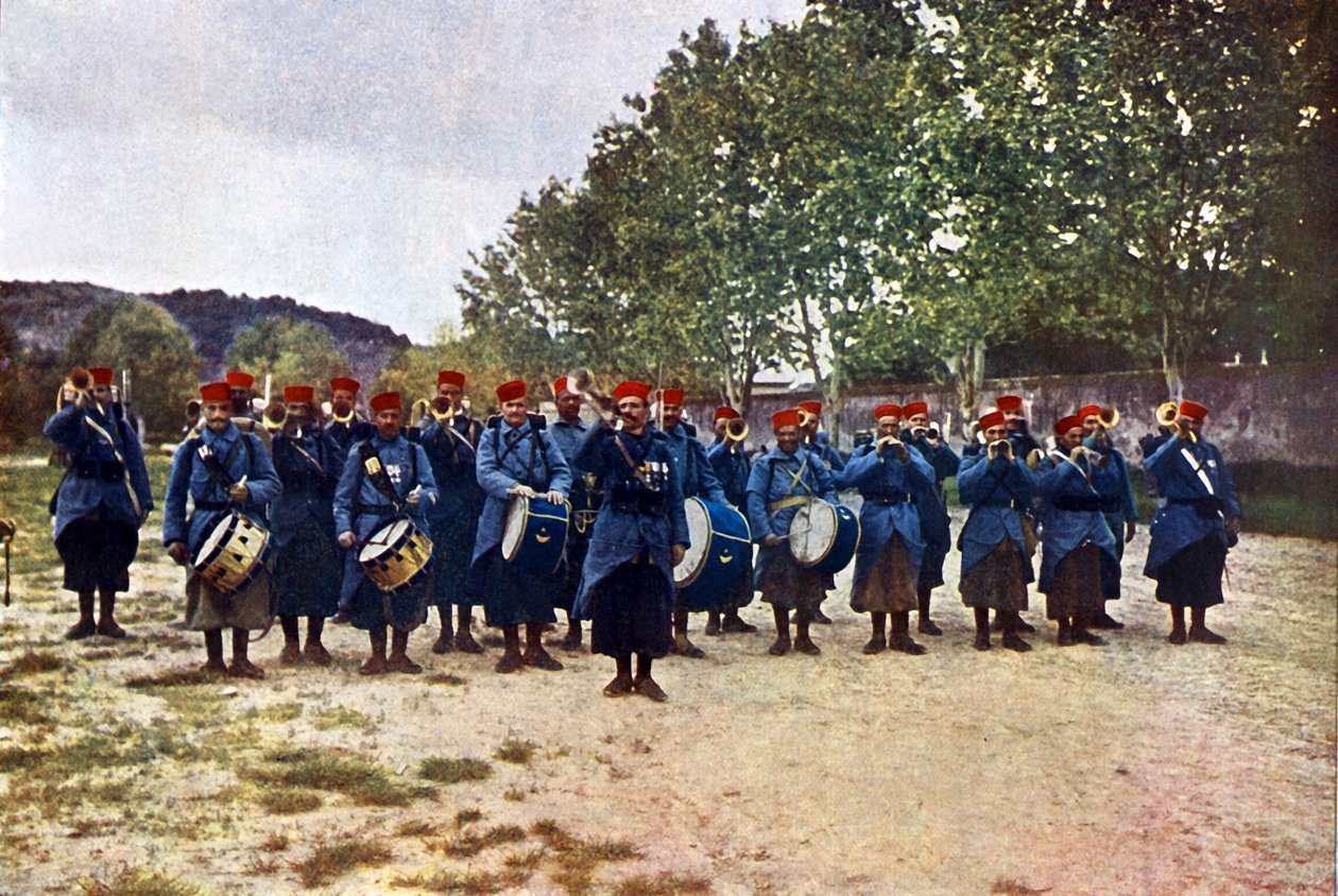 1914年9月、パリ東方のマルヌの戦いの最中のアルジェリア出身の軍事バンド（オートクローム） 作： ジュール・ジェルヴェ・コートテルモント
