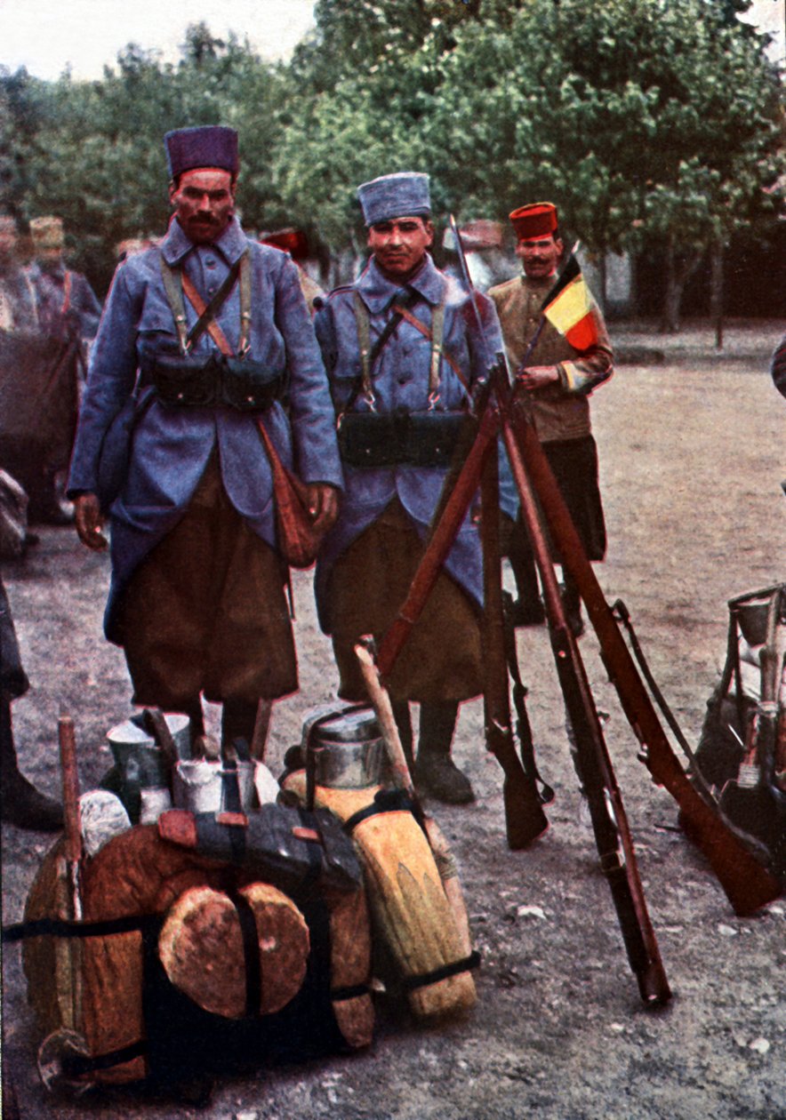 1914年9月、パリ東部のマルヌの戦いの合宿中にアルジェリア出身のライフルマン（オートクローム） 作： ジュール・ジェルヴェ・コートテルモント