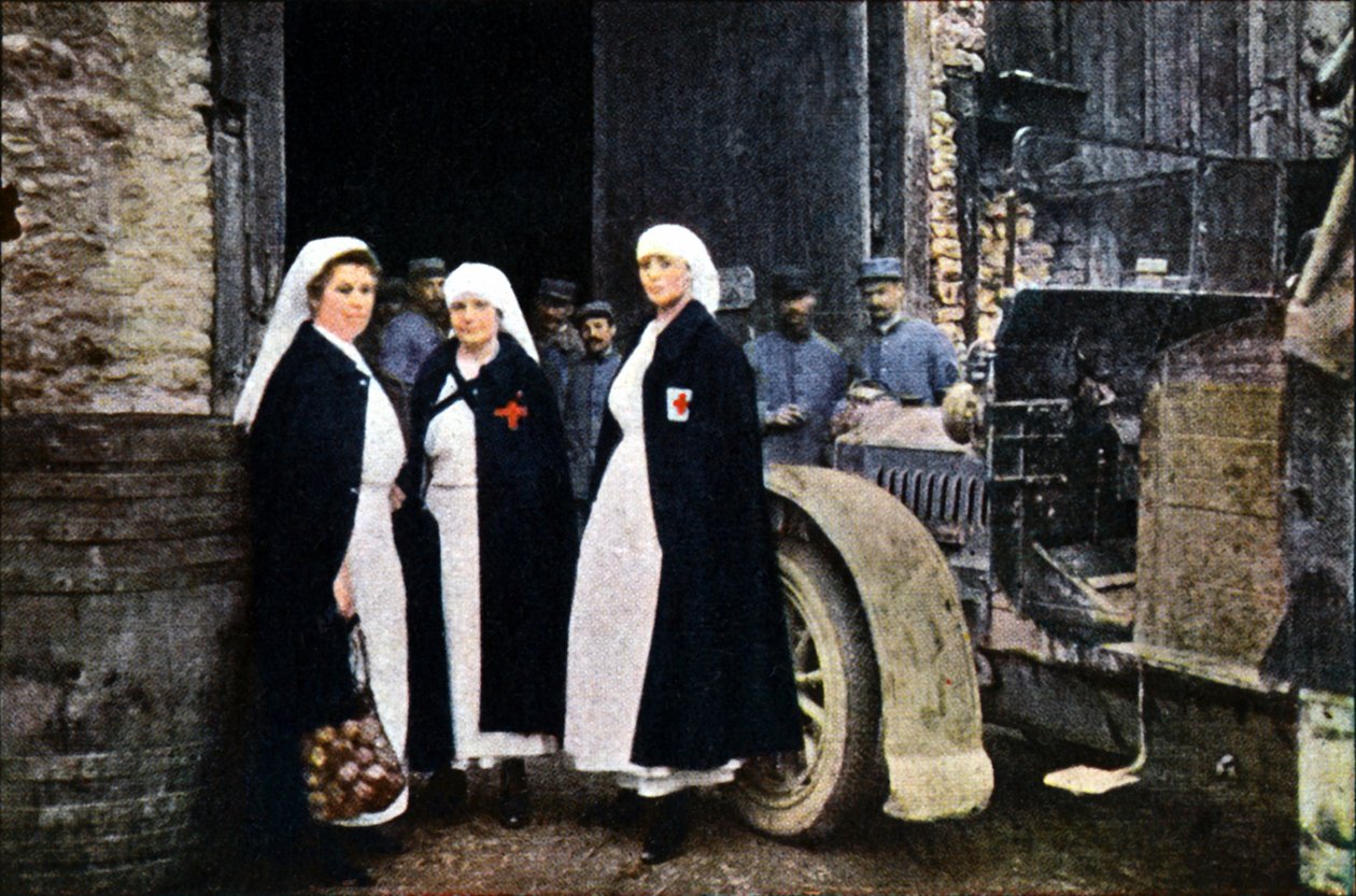 赤十字とフランスの救急車のスタッフが乗った3人の女性（1916年9月、ヴェルダン、オートクローム） 作： ジュール・ジェルヴェ・コートテルモント