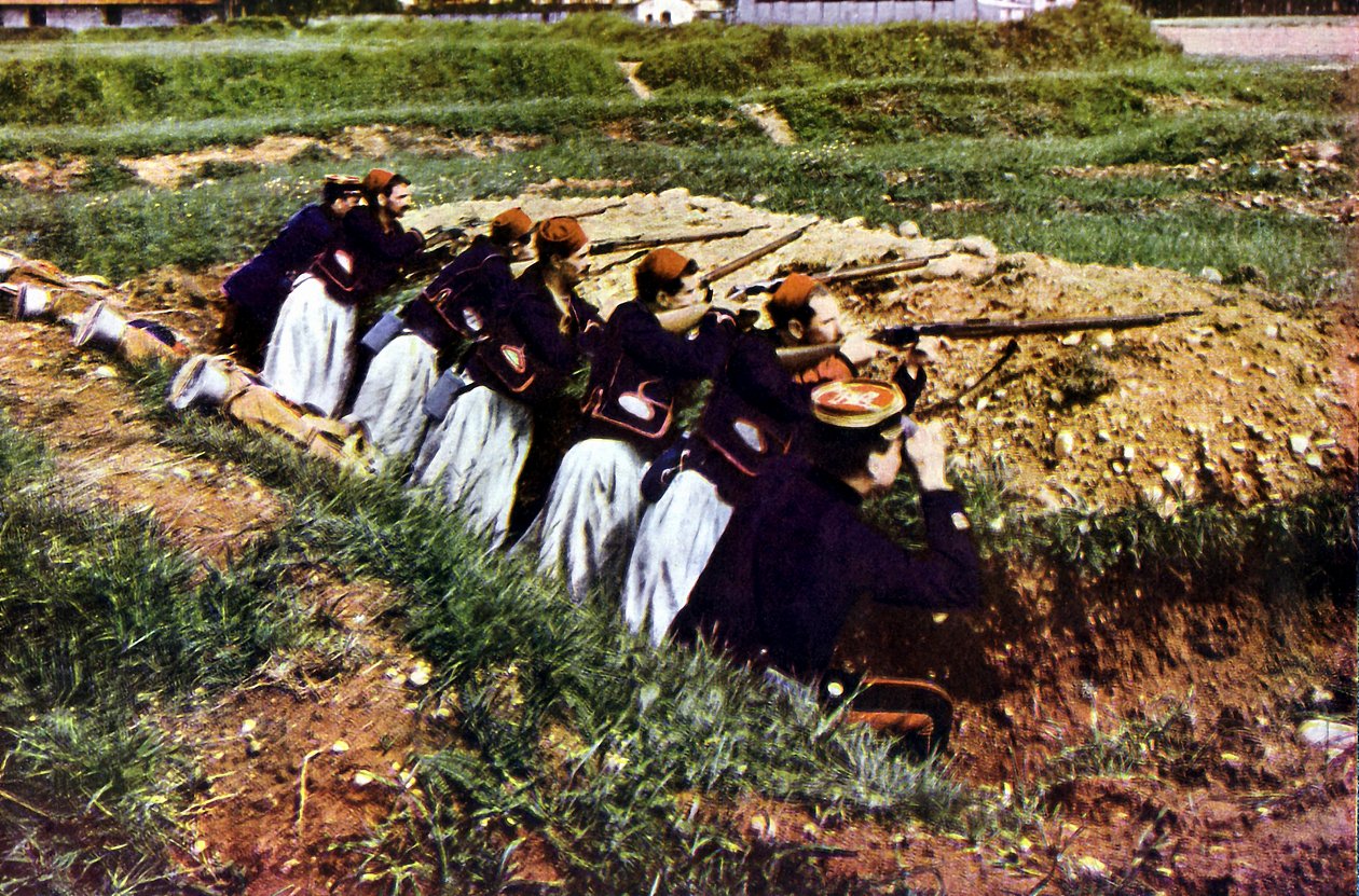 1914年9月、パリ東方のマルヌの戦いの最中のバルシーでのフランス軍のZouave歩兵部隊（オートクローム） 作： ジュール・ジェルヴェ・コートテルモント