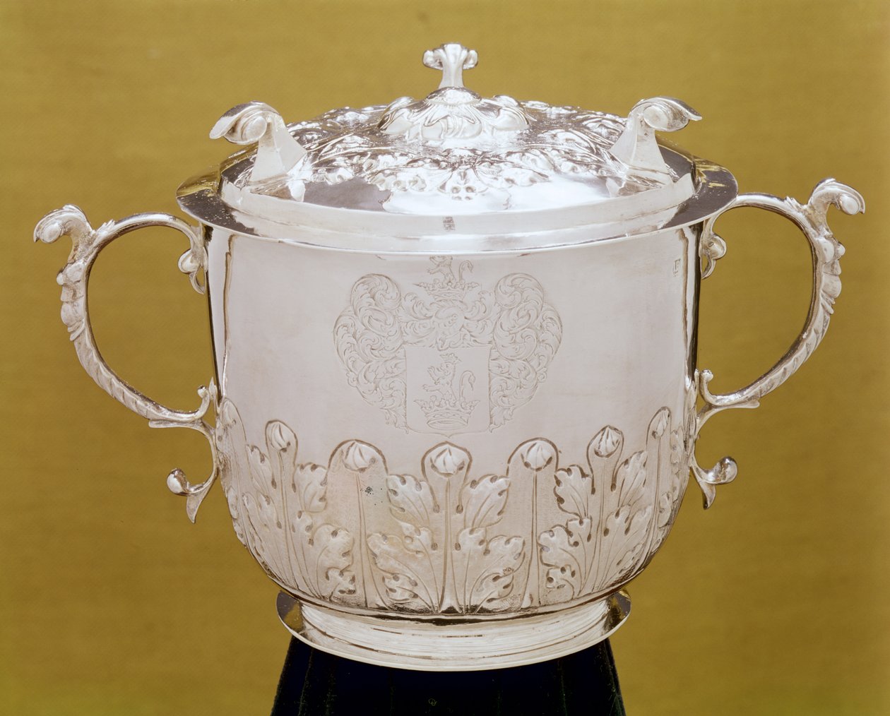 2ハンドルのカップとカバー、c.1695（シルバー） 作： ジュリアン・ブランク