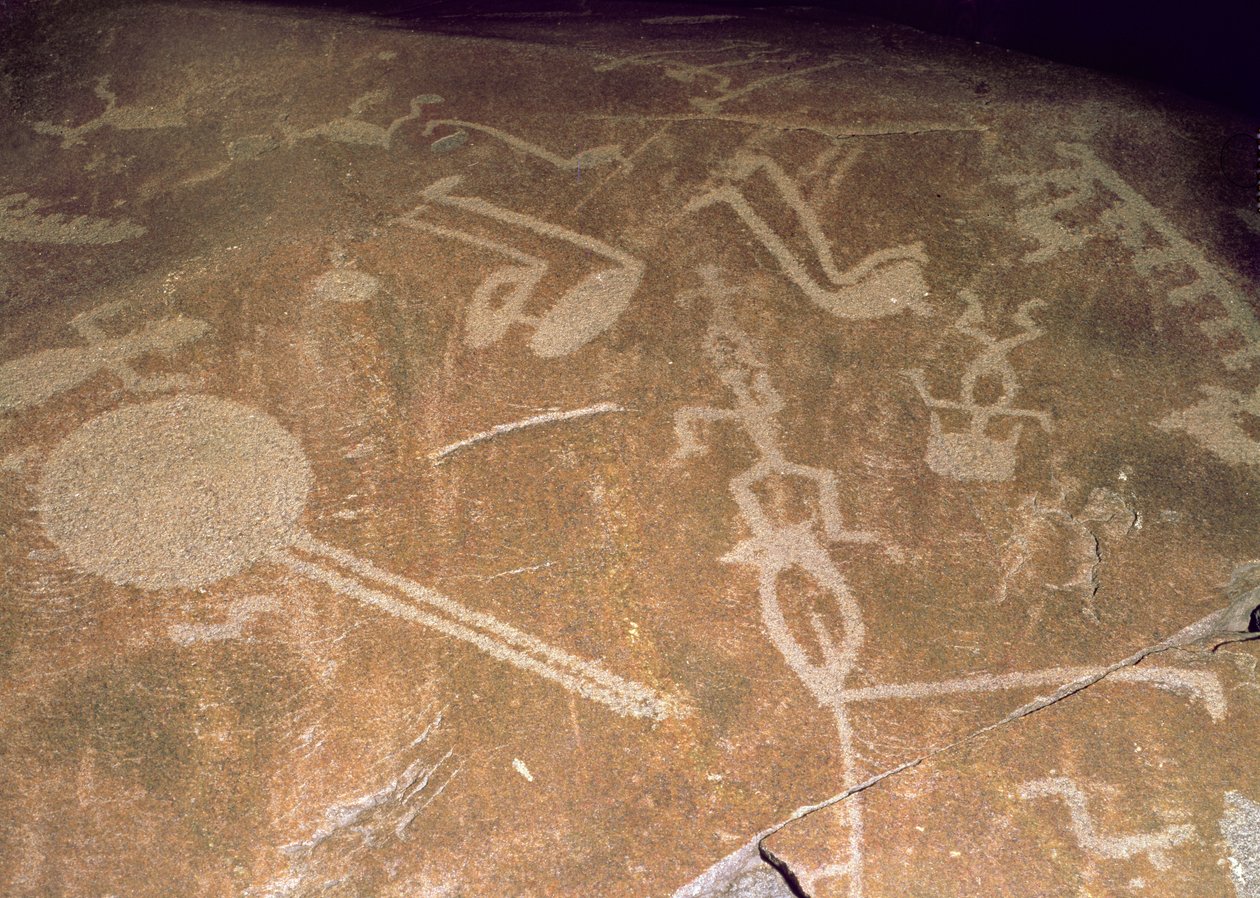 人物、鹿、ヘラジカ、鳥、ボート、円を描いた彫刻が施されたペトログリフ、紀元前3世紀（花崗岩） 作： カレリアン