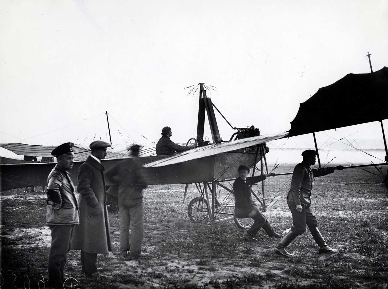 1911年、サンクトペテルブルク近くの飛行場に離着陸する飛行機 作： カール・カルロヴィッチ・ブラ