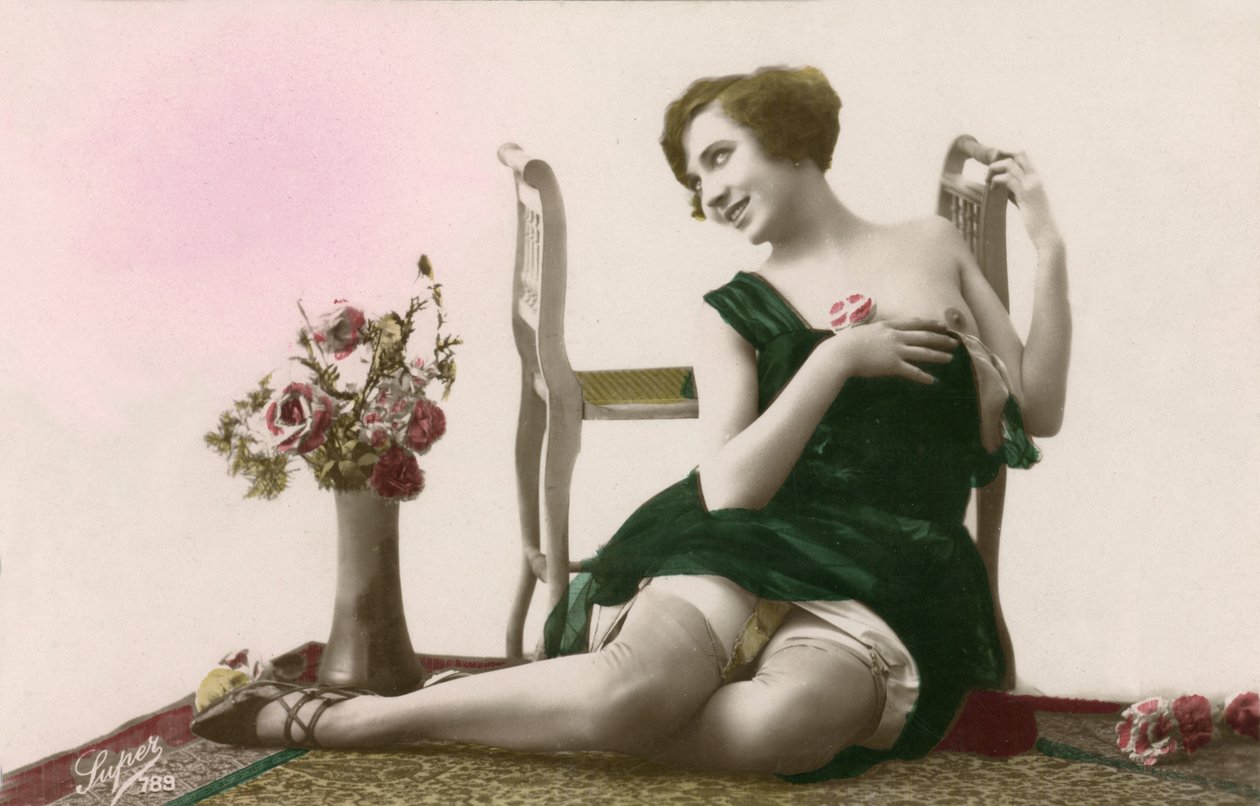 緑のドレスを着た女性、c。 1900年代初頭（ポストカード） 作： 無名の画家