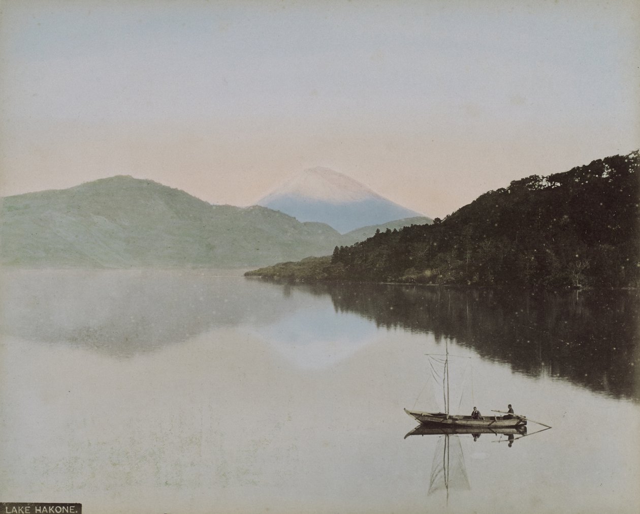 ヌマズ近郊の富士山、1890年頃（色を塗ったアルブメンシルバープリント） 作： 日下部金兵衛