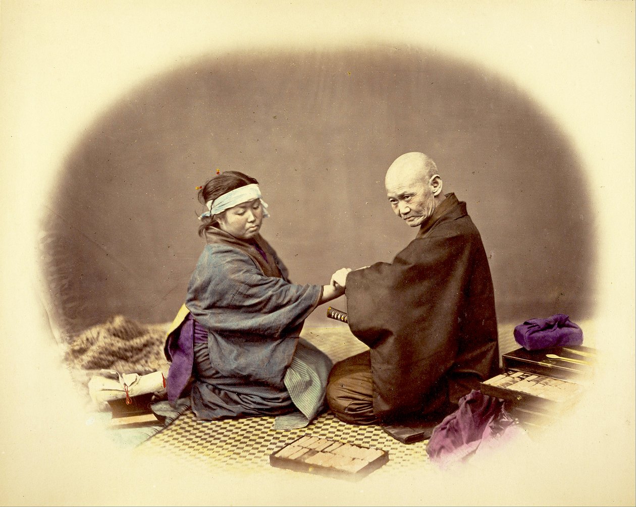 日本の医者と彼の患者、1890年頃（手塗りの卵白印刷） 作： 日下部金兵衛
