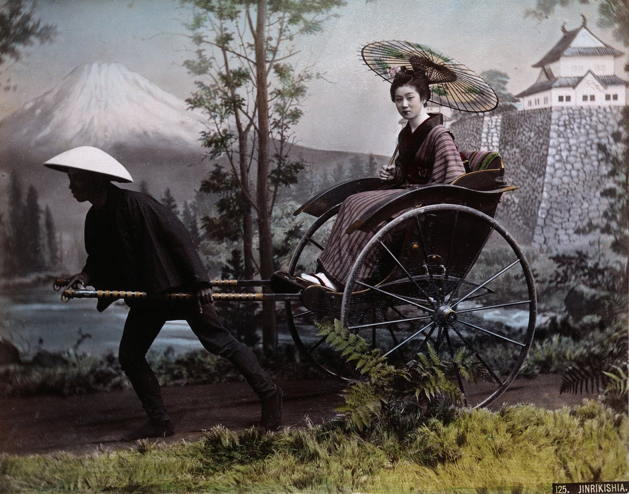人力車の若い日本人女性、1890年頃（カラー写真） 作： 日下部金兵衛