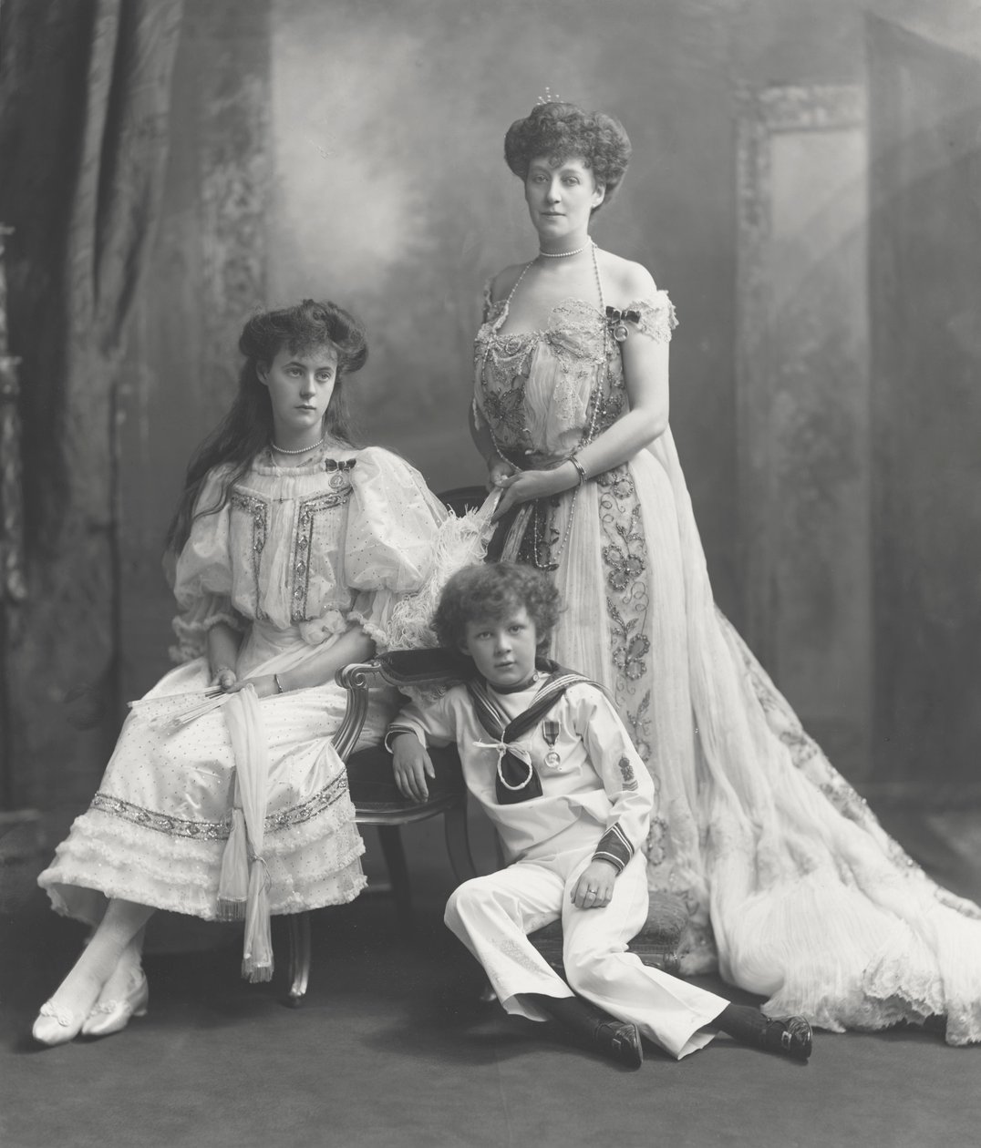子爵夫人ノリーズとその子供たち、1902年にエドワード7世戴冠式のメダルを受け取った際に撮影 作： ラファイエットスタジオ