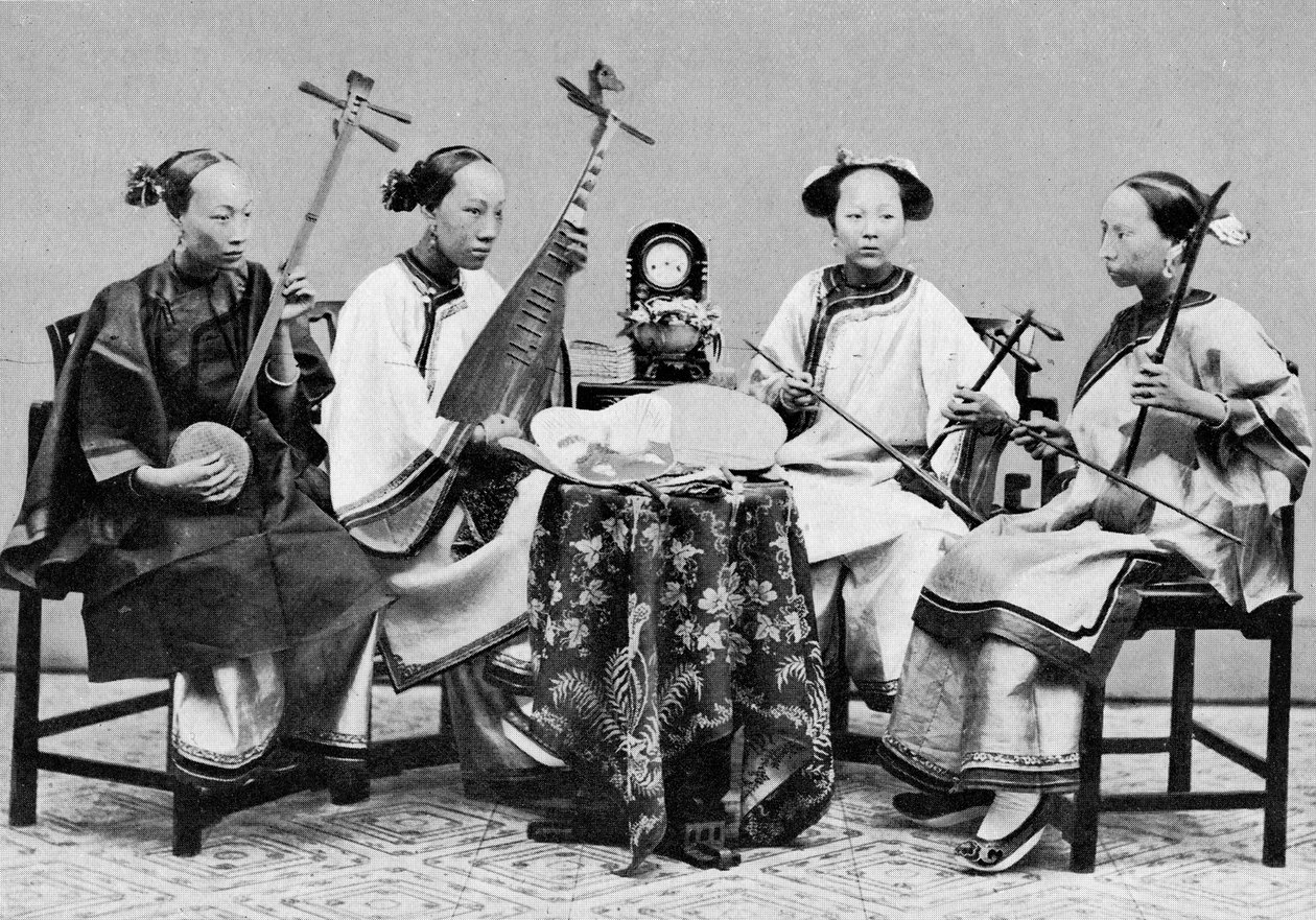 香港で中国の伝統楽器を演奏する女性ミュージシャン、1885年頃（bw写真） 作： ライ・アフォン