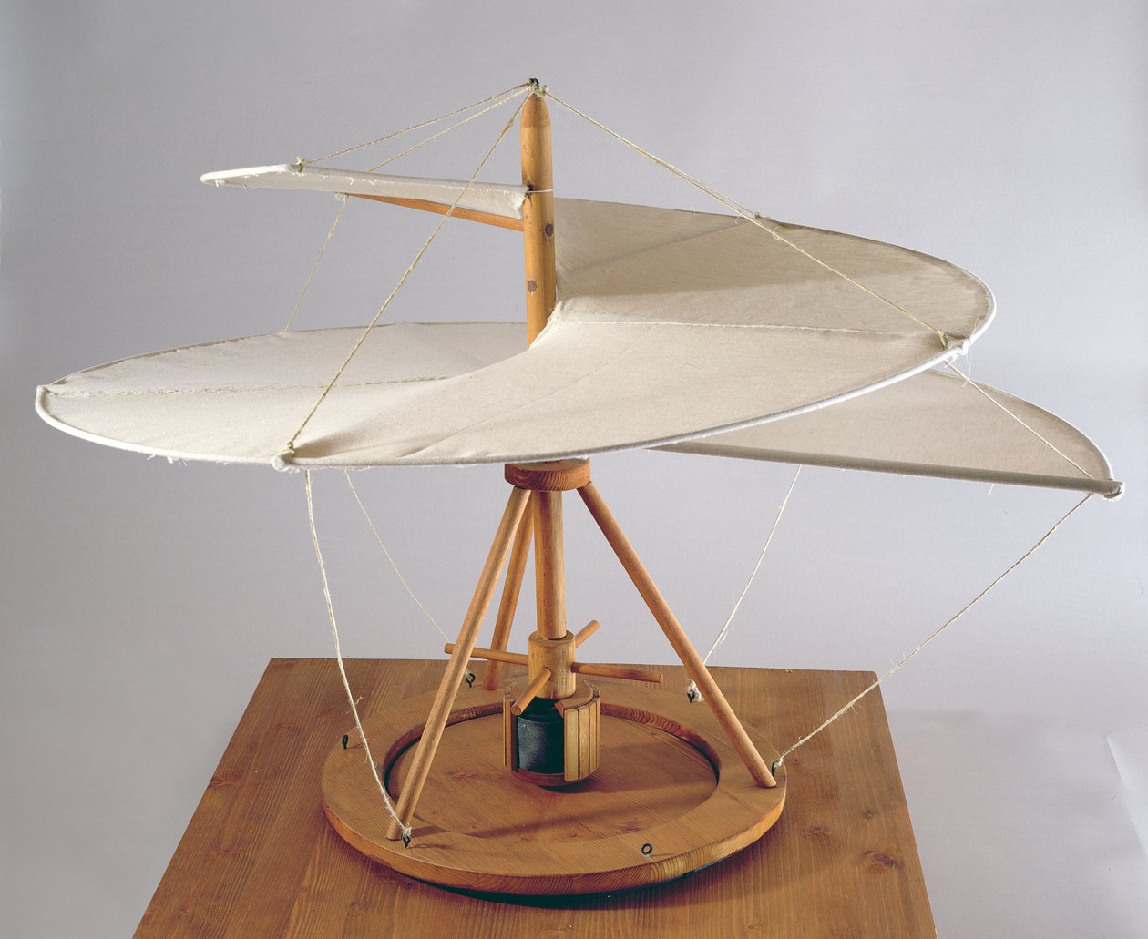 架空ねじ（木、布、ひも）のダヴィンチの設計のモデル再構成 作： レオナルド・ダ・ヴィンチ