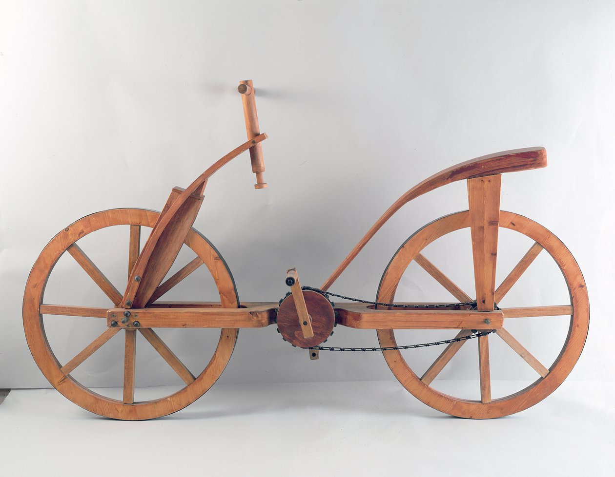 ダ・ヴィンチの自転車（木）のデザインの再構成 作： レオナルド・ダ・ヴィンチ