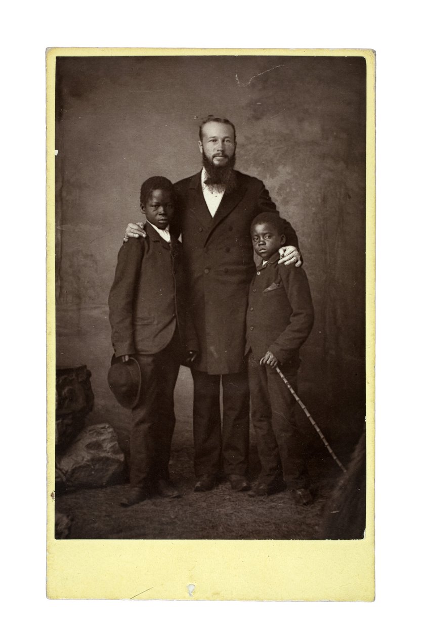1886年にウェールズのリナゴレンにあるアフリカ学生のためのコンゴトレーニングインスティテュートの2人の少年（アルブメンプリント） 作： レッツサムアンドサンズ