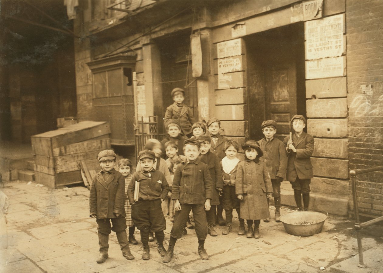 1910年の夜、映画館の外の子供たち 作： ルイス・ウィックス・ハイン