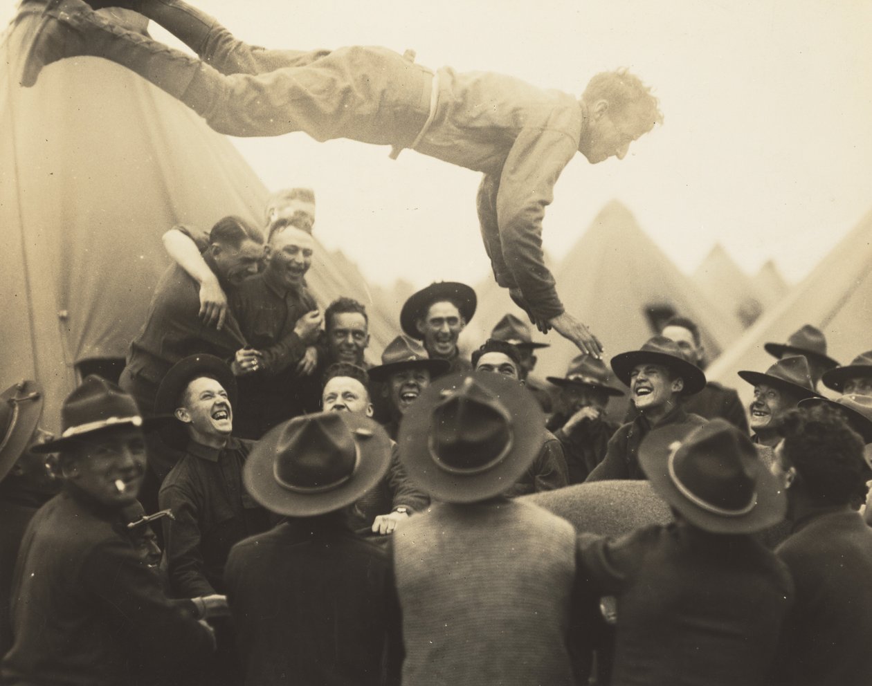 空中に投げ出された兵士（1917年）（写真 作： ルイス・ウィックス・ハイン