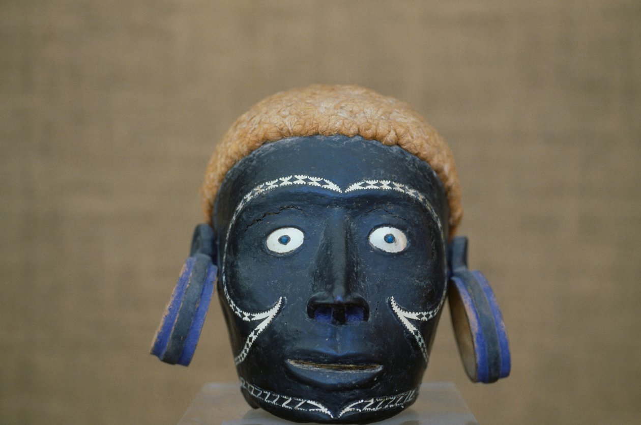 ピアスをつけた男性の頭、彫刻 作： 不明不明