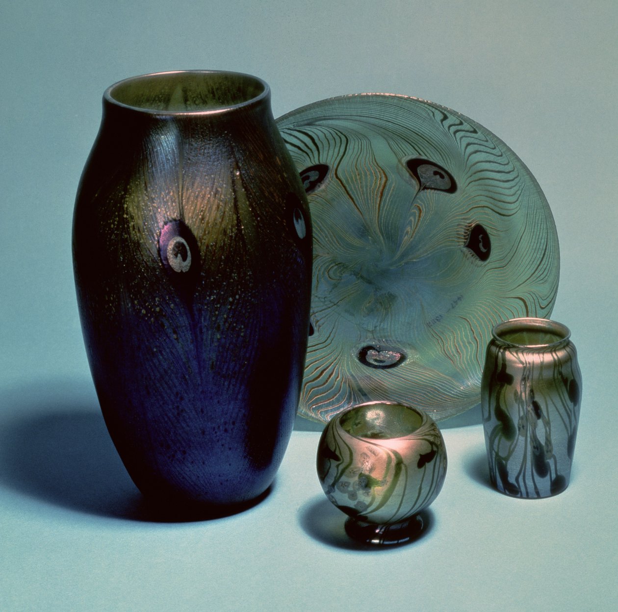 ティファニープレートと花瓶、ニューヨーク、1890年頃（ガラス） 作： ルイコンフォートティファニー