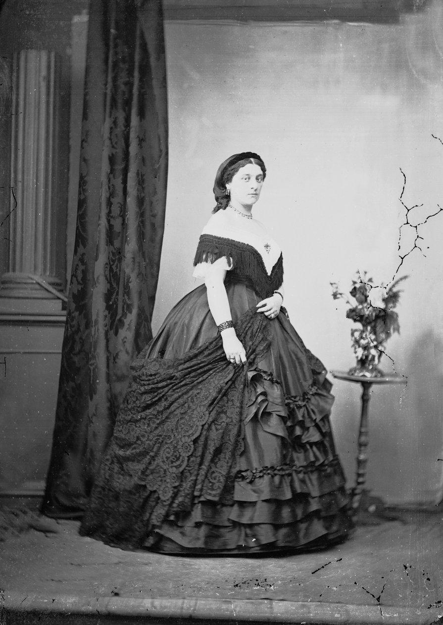 スタジオ写真でポーズをとるノーブル・ローマン 作： ルドヴィコ・トゥミネッロ