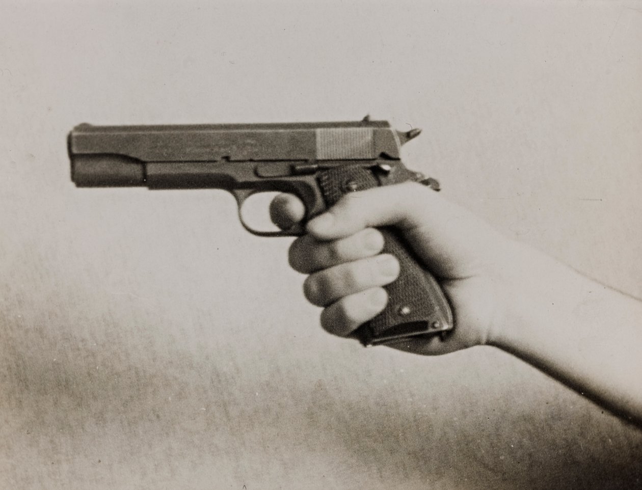 自動拳銃を持つ手 作： ルイージ・レオーニ