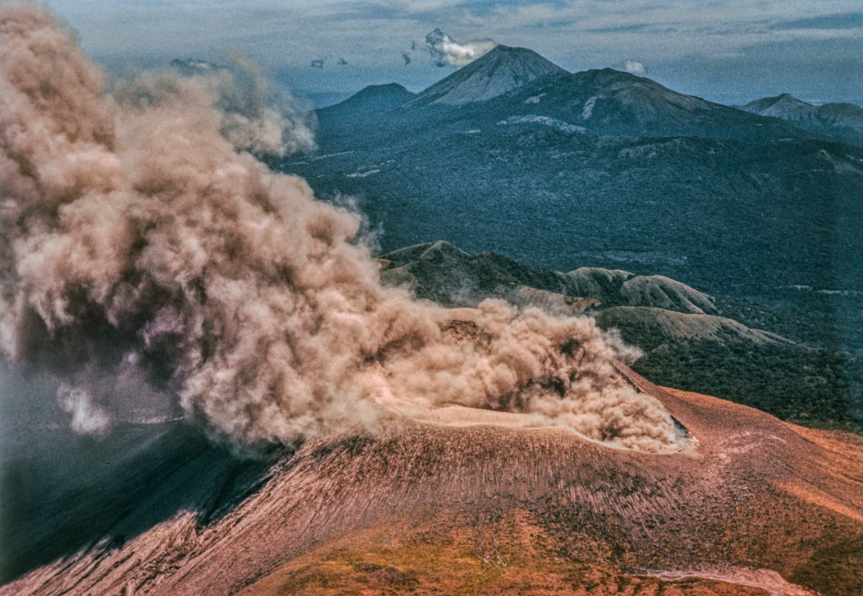 ニカラグアのモモトンボ火山 作： ルイス・マーデン