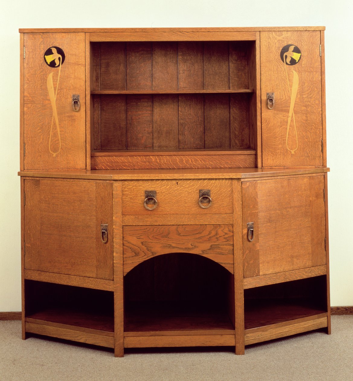 ジョンPホワイトによって作られた水仙のサイドボード、Pyghtle Works、c.1901（さまざまなステンドウッドがはめ込まれたオーク） 作： マッカイ・ヒュー・ベイリー・スコット