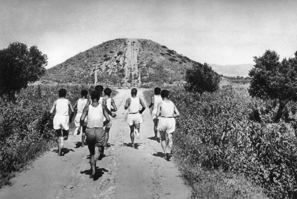 1937年、ギリシャのマラソンの古墳。 作： マーティン・ハーリマン
