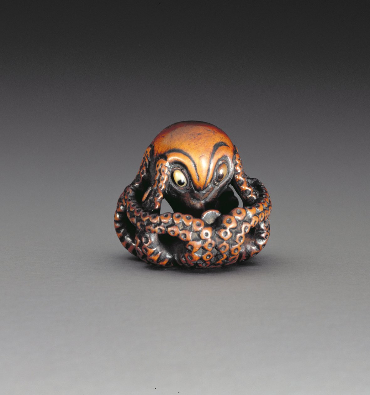 タコを描いた根付c.1760-70（木と象眼細工の角）（逆は193822を参照） 作： マサナオ