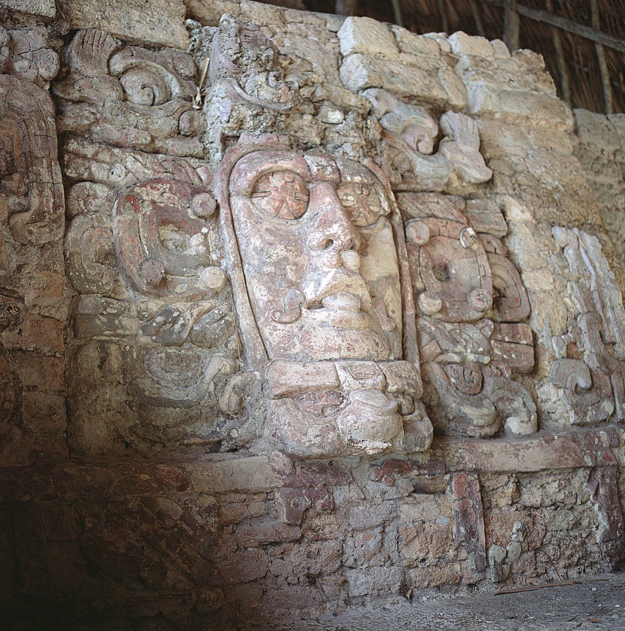 建築仮面、マスカロネス神殿、コフンリッチ、ユカタン半島、メキシコ初期クラシック時代（300〜600 AD）（石と漆喰） 作： マヤ